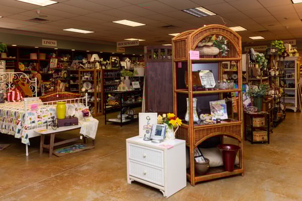 Treasure-Hunting Thifters Head to Fabulous Finds at the Pines