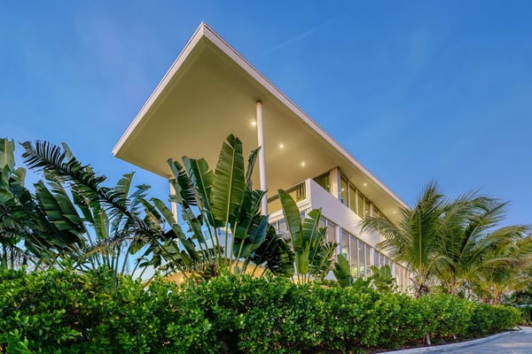 Lets Gawk at a Glass-Wrapped Modernist Home in Oyster Bay Landings